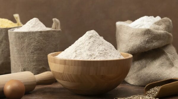 Harina de arroz en bowl de madera