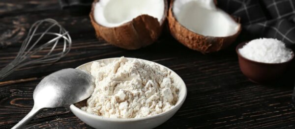 Harina de coco en un plato