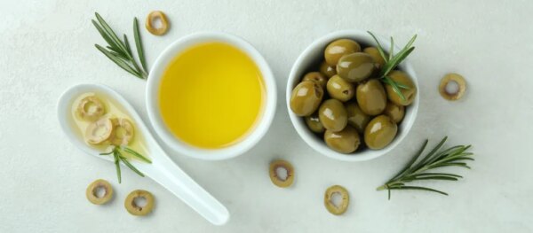 Aceitunas manzanilla en un plato y en aceite