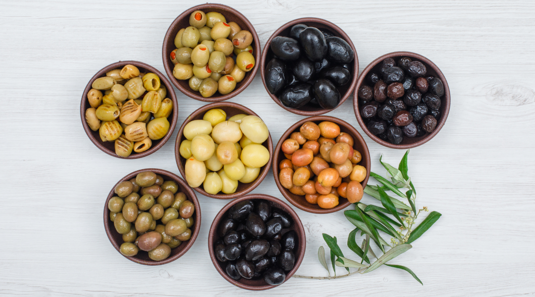 Diferentes tipos de aceitunas en platos