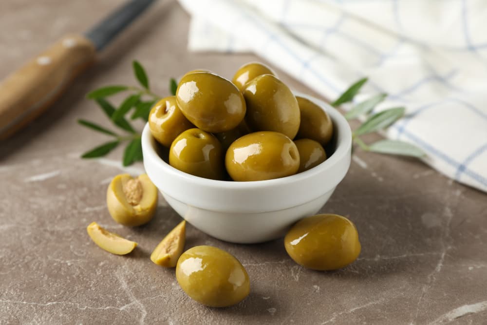 aceitunas en tienda de productos árabes