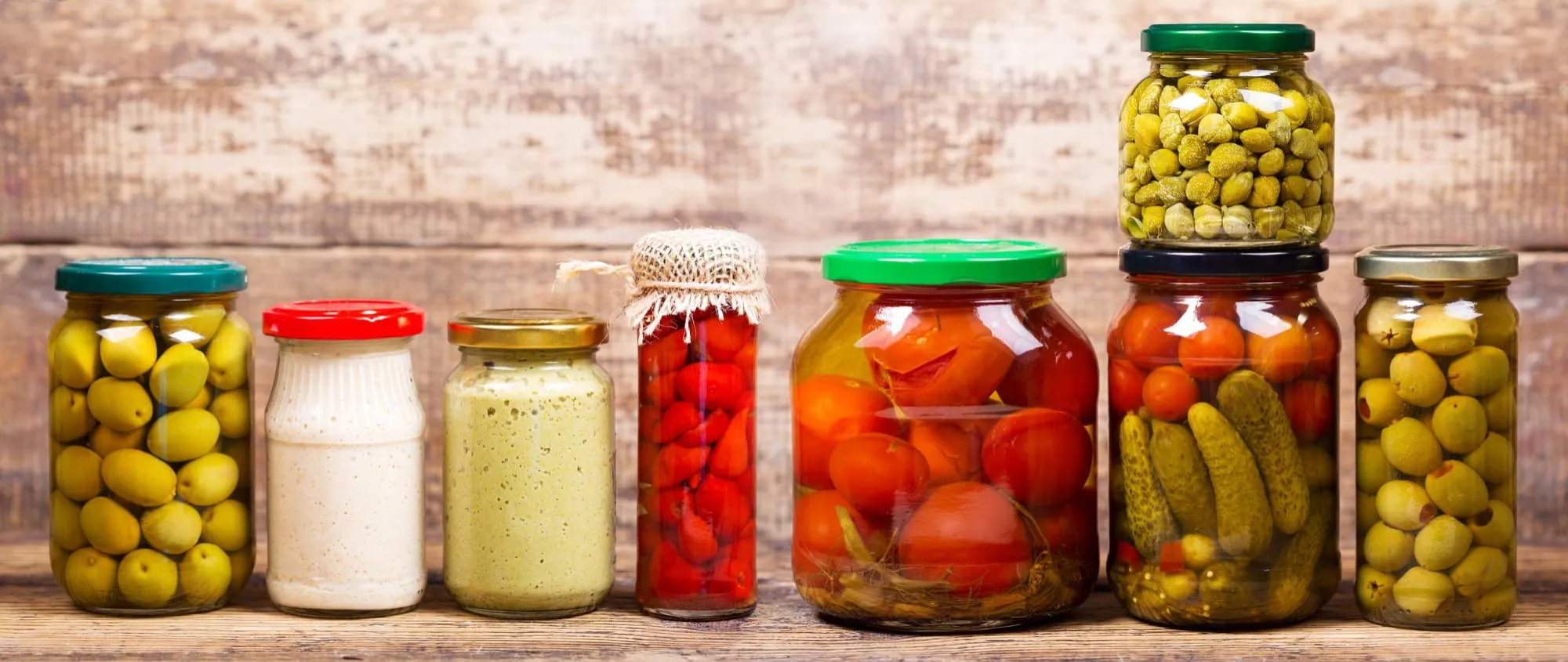 encurtidos en tienda de productos árabes