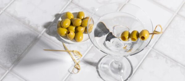 Disfruta de un martini con aceitunas