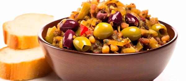 Plato con guisado de aceitunas