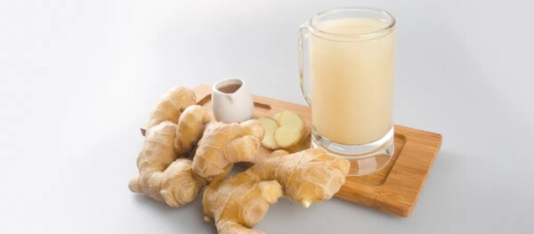 Vaso con shot de jengibre saludable