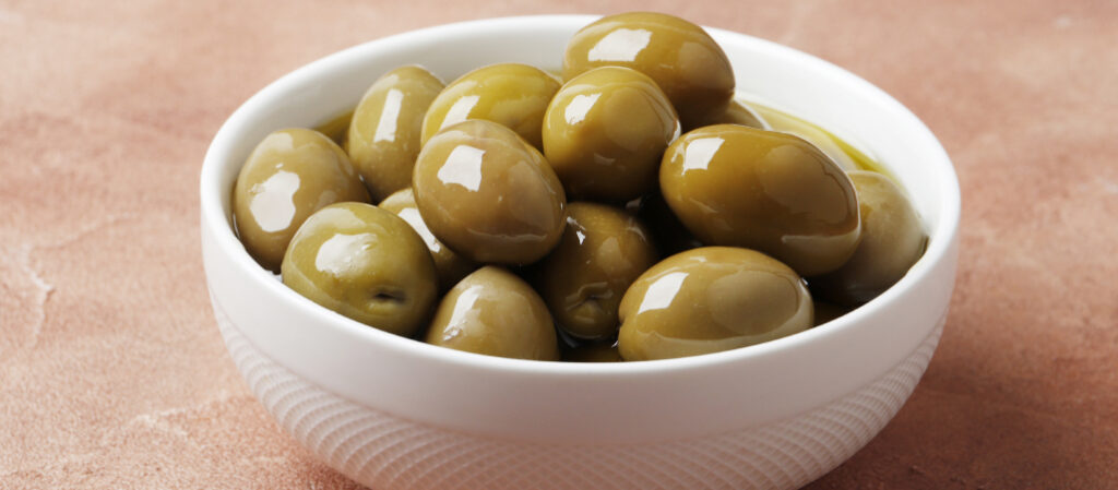 Aceitunas manzanilla en bowl blanco