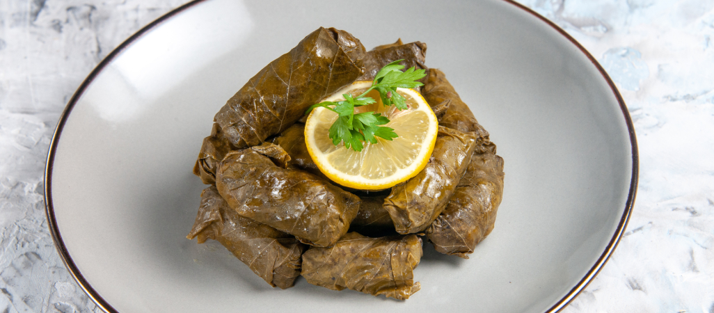 Hojas de parra rellenas con un limón