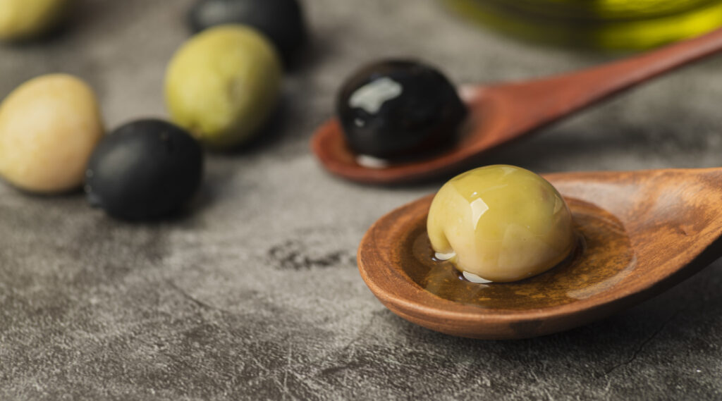 Para qué sirven las aceitunas negras a diferencia de las verdes