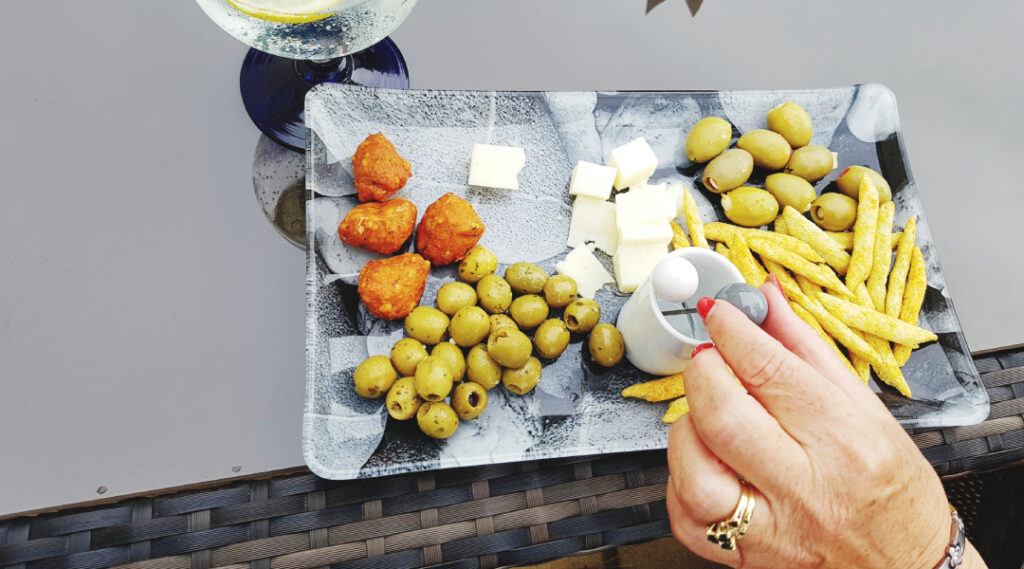 persona comiendo tipos de aceitunas