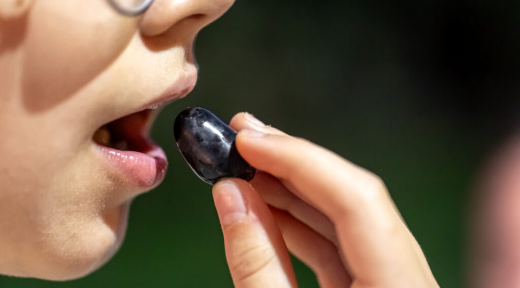 Persona comiendo aceitunas negras