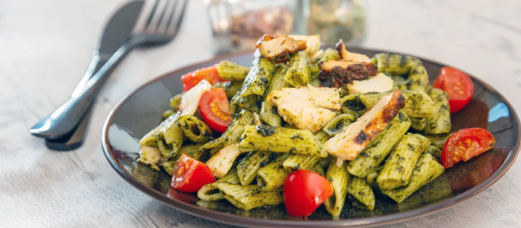 mejores recetas con tahini: pasta con salsa y espinacas