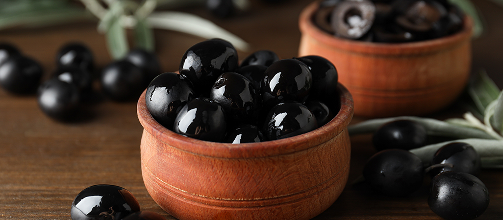 Aceitunas negras en platro de madera