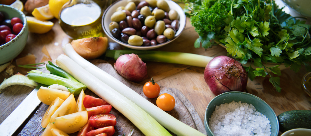 Ingredientes para una ensalada mediterránea